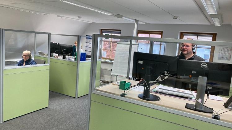 Blick in einen der vielen Telefonbereich beim Landkreis, täglich werden die Mitarbeiter mit Tausenden Anrufen überschwemmt. Nicht jeder ist sinnvoll.