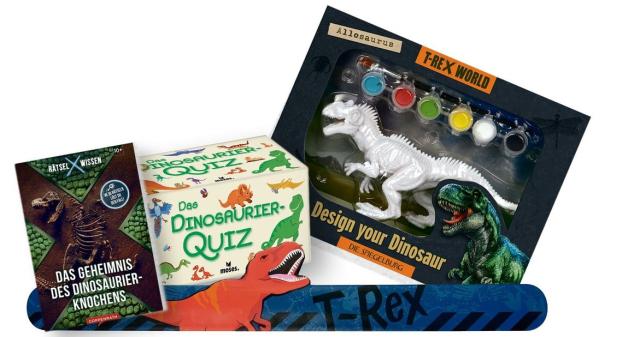 Zum Buch „Rätselwissen: Das Geheimnis des Dinosaurier-Knochens" gibt es die Box „Design your Dinosaur - Allosaurus T-Rex World" vom Verlag Coppenrath/Die Spiegelburg. „Das Dinosaurier-Quiz" und das Dino-Schnapparmband, das du auch als Lineal verwenden kannst, sind vom moses-Verlag. 