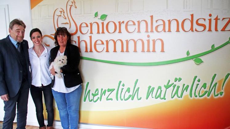 Thomas Griefahn und Manuela Effler (r) übergeben die Geschäfte des Seniorenlandsitzes ab 1. Januar 2022 an Tochter Nicole Weidemann.