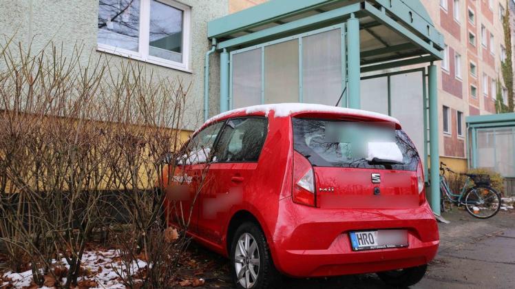 Nach einer Irrfahrt mit einem Pflegedienst-Pkw über Straße, Gehweg und Gebüsche wurde die 25-jährige Fahrerin in Rostock verletzt.