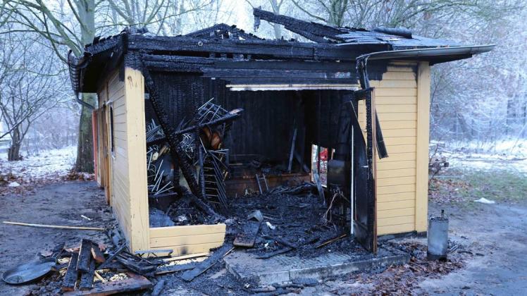 Dieses Holzhaus in der "Kinderstadt" fiel den Flammen zum Opfer. Der Schaden beläuft sich auf rund 5.000 Euro.