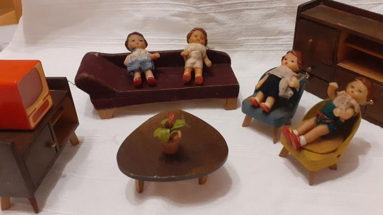Wenn das Wetter draußen zu schlecht war, wurde eben drinnen gespielt: Figuren und „Mobiliar“ einer Puppenstube aus den späten 50er Jahren. Wenn das Wetter draußen zu schlecht war, wurde eben drinnen gespielt: Figuren und „Mobiliar“ einer Puppenstube aus den späten 50er Jahren.