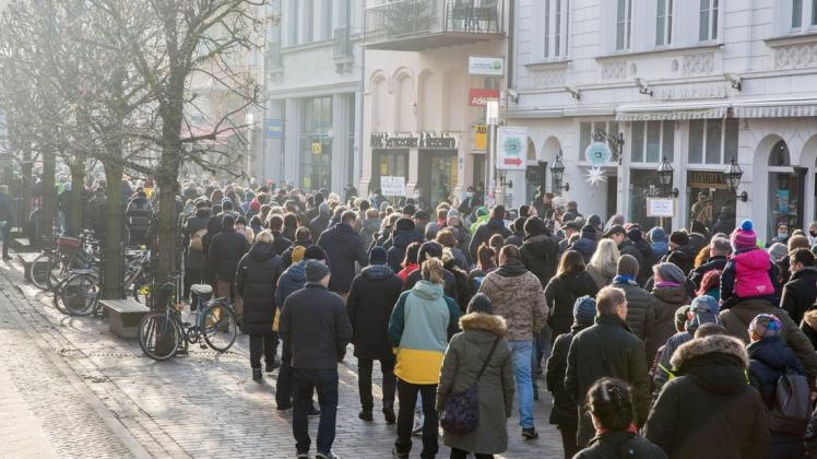 Mehr als 800 Teilnehmer demonstrierten am Sonnabend gegen Impfpflicht und Coronamaßnahmen.