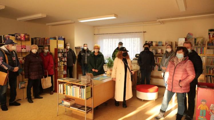 Stiller Protest mit Maske: Die Brahlstorfer wollen ihre Bibliothek auch weiterhin nutzen und erhalten. Doch die Gemeinde als Träger hat bisher keine gute Lösung zu bieten.