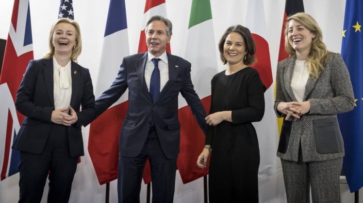Bundesaußenministerin Annalena Baerbock mit ihren Amtskolleginnen Elizabeth Truss (links, Großbritannien), Melanie Joly (Kanada) und US-Außenminister Antony Blinken beim G7-Außenminister-Treffen in Liverpool.
