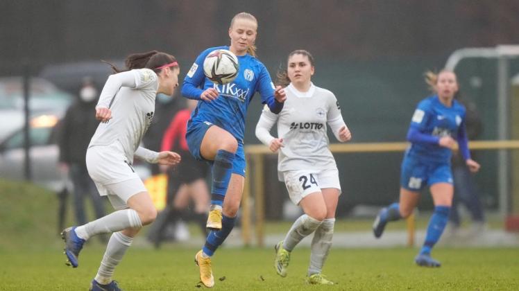 Mit einem Unentschieden musste sich der SV Meppen im Heimspiel gegen SG Andernach begnügen. Das Team um Isabella Jaron (am Ball) spielte 1:1. Mit einem Unentschieden musste sich der SV Meppen im Heimspiel gegen SG Andernach begnügen. Das Team um Isabella Jaron (am Ball) spielte 1:1.