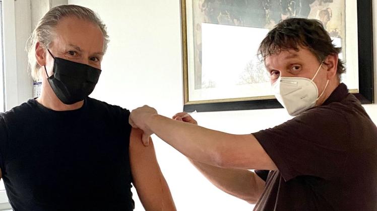 Hier geht der Chef mit gutem Beispiel voran: Geschäftsführer Oliver Schindler (li.) bekommt seine dritte Impfung vom Boizenburger Arzt. Dr. Björn Metzlaff.