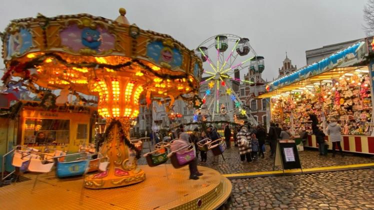 Auch wenn es am Sonntag stundenlang geregnet hat, so  lockte der Weihnachtsmarkt Wismar dennoch Besucher an.