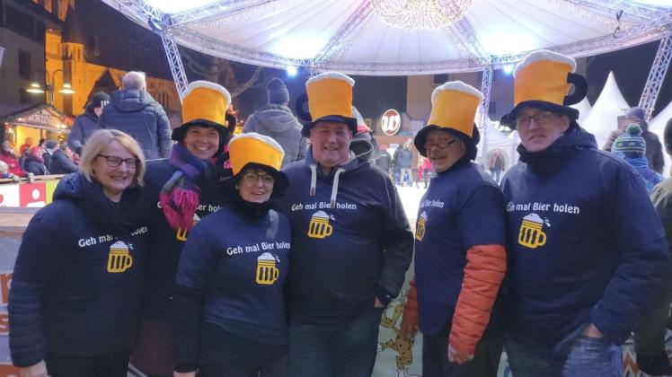 GMHütte on Ice 2021: Viele Mannschaften kommen in "Uniform" - wie hier das Team "Geh mal Bier holen"  mit Bierkrug auf dem Kopf.