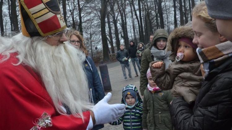 Vor allem die kleineren Kindern begegneten dem Nikolaus mit einer gehörigen Portion Skepsis. Vor allem die kleineren Kindern begegneten dem Nikolaus mit einer gehörigen Portion Skepsis.