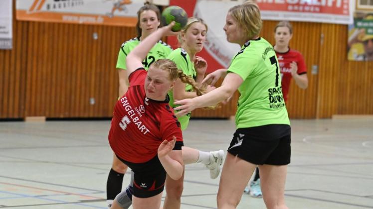 Die Landesliga-Damen des HSG Delmenhorst um Kyra Wessels (vorne) starten nach der coronabedingten Spielpause bis Ende des Jahres mit einem neuen Trainer durch.