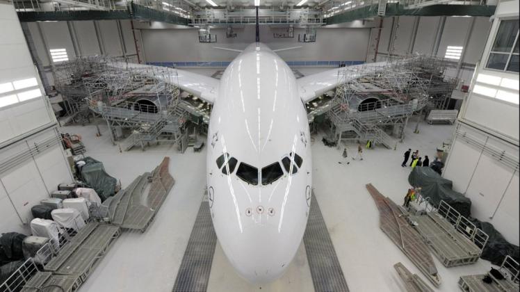 Ein A380 im Airbus-Werk in Hamburg-Finkenwerder. Ein A380 im Airbus-Werk in Hamburg-Finkenwerder.