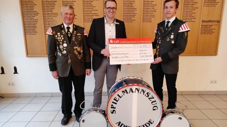 Eine Spende in Höhe von 2000 Euro hat LzO-Filialleiter Tim Selchert (Mitte) an Spielmannszug Adelheide überreicht - zur Freude von Vorsitzendem Hilmer Schwarting und Musiker Fabio Brockmann (v.l)
.