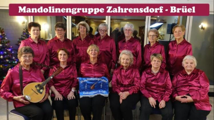Auftritt in weinroter und schwarzer Kleidung: die Mandolinengruppe Zahrensdorf-Brüel