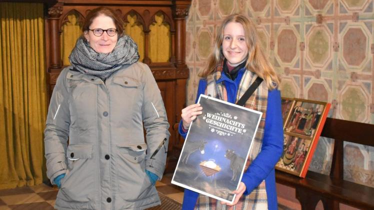 Pastorin Jessica Warnke-Stockmann (l.) und Comiczeichnerin Sophie Müller präsentieren das Cover des Museums-Comics „Die Weihnachtsgeschichte“.