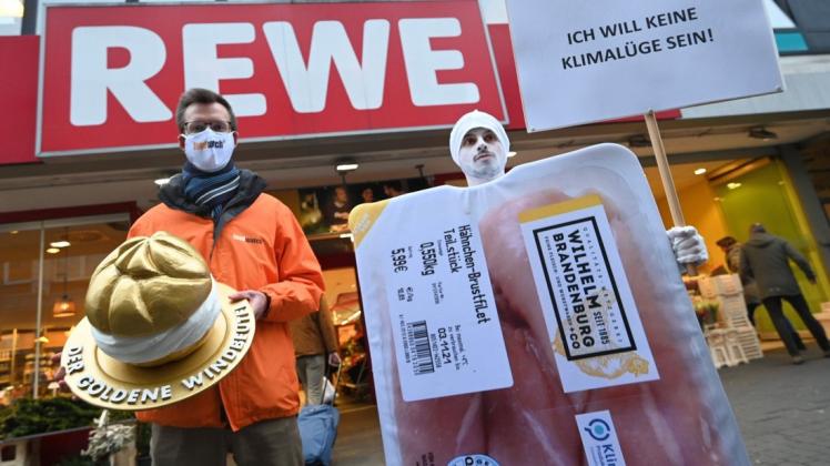 Die Verbraucherschützer von Foodwatch kritisieren das "Klimaneutral"-Versprechen des Rewe-Hähnchenfleisches als Werbelüge.
