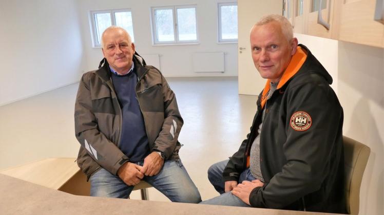 Freuen sich beide über das moderne Vereinsheim: Karl-Heinz Rückheim (l.) und Holger Böwe. Ende des Jahres soll es bezugsfertig sein.