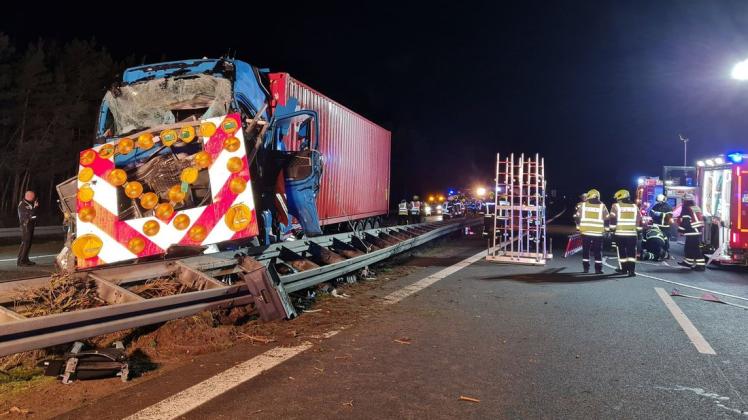 Das Foto zeigt den Lkw, der mit dem Schilderwagen kollidiert ist. Der Sachschaden wird auf 400.000 Euro geschätzt.