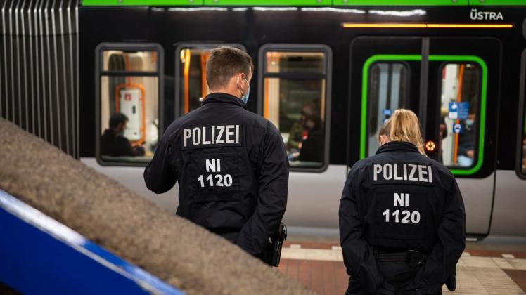 Beamte der Polizei stehen in einer U-Bahn Station in Hannover.