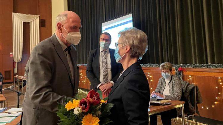 Stadtpräsidentin Ilka Rohr und Bürgermeister Dirk Flörke danken Eckhard Büsch für sein langjähriges Engagement in der Kommunalpolitik (v. r.).