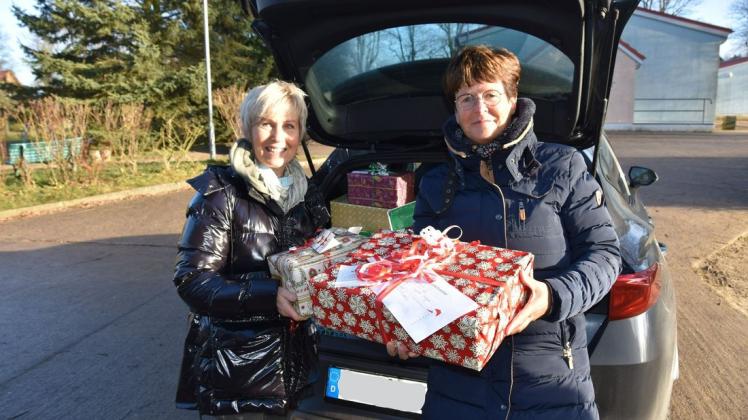 Die Weihnachtsboten: Pflegedirektorin Margareta Harnack (r.) und  Aurika Lubitz, die zuständig für die Unternehmenskommunikation und das Marketing der Helios-Klinik Leezen ist, überbringen die Geschenke für die 30 Kinder.