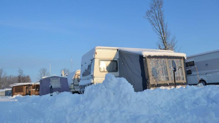 Wenn die Eiszapfen am Wohnwagen hängen, kann Camping besonders gemütlich sein – vorausgesetzt man ist entsprechend ausgerüstet.