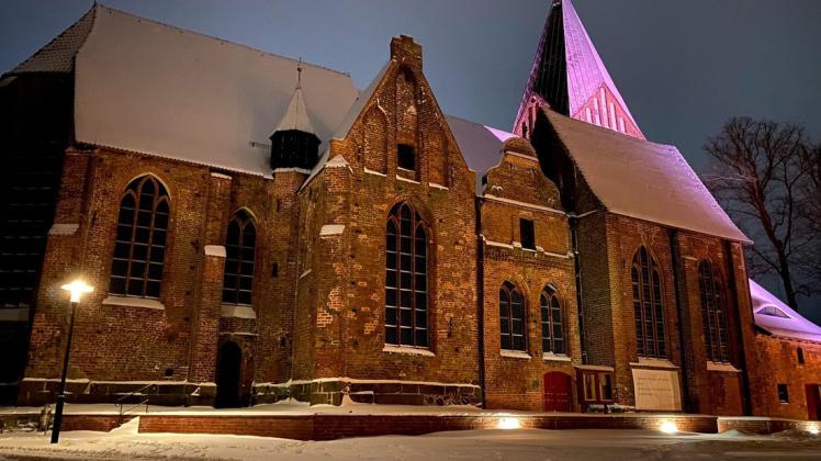 Die Hoffnung auf weiße Weihnacht rund um die Gadebuscher Stadtkirche bleibt, auch wenn es aktuell nicht danach aussieht.