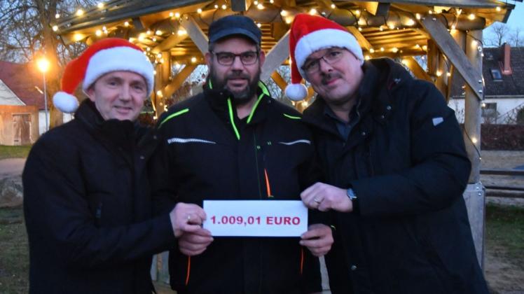1009,01 Euro gingen an den ASB-Wünschewagen. Sylvio Pätzold, Gerd Klingenberg und Wolfgang Ziel (v. l.) sammelten Geld ein.