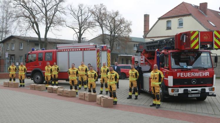 Ein Bild vom Januar dieses Jahres. Die Kameraden der Perleberger Feuerwehr präsentieren auf dem Hof der Wache ihre neuen Waldbrandschutzanzüge.