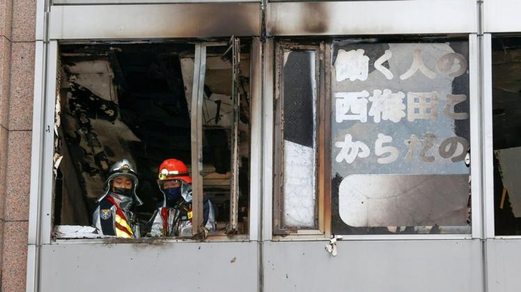 Bei einem Hochhausbrand im japanischen Osaka sind vermutlich mehr als zwei Dutzend Menschen ums Leben gekommen. Bei einem Hochhausbrand im japanischen Osaka sind vermutlich mehr als zwei Dutzend Menschen ums Leben gekommen.