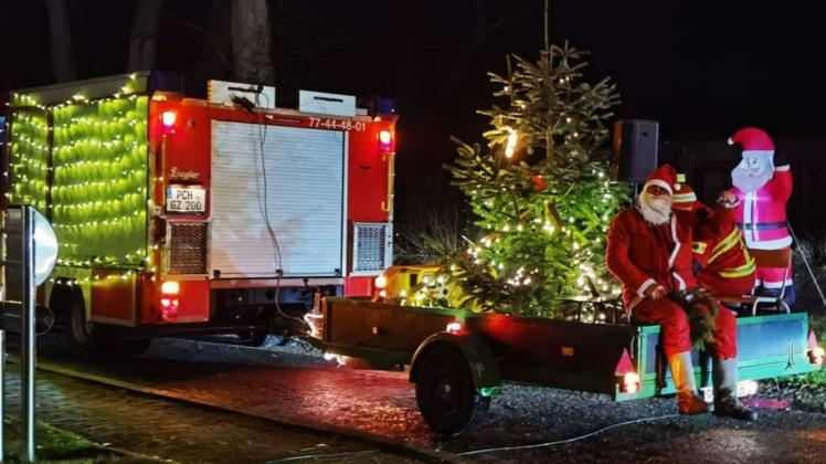 Die Feuerwehr als Gehilfe des Weihnachtsmannes: Der Hänger mit der Schatztruhe und dem Tannenbaum wurde hinters Einsatzfahrzeug gespannt.