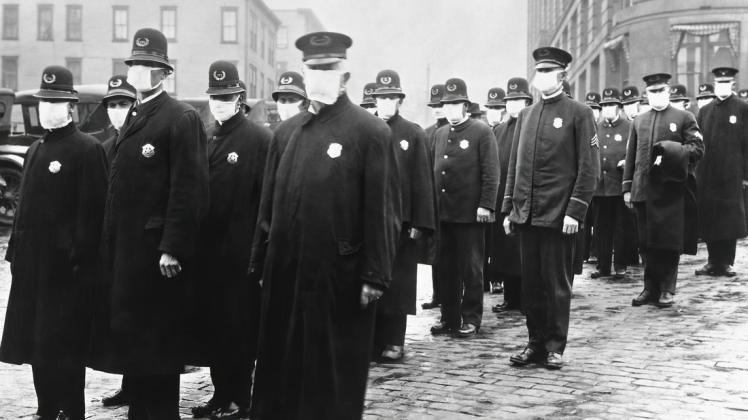 Masken waren – zumindest in vielen Städten der USA – schon bei der Grippe-Pandemie 1918 als wirksames Schutzmittel erkannt worden, wie diese Aufnahme aus Seattle vom Dezember 1918 beweist. In Deutschland wurde nirgendwo eine Maskenpflicht verordnet.