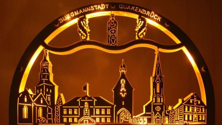 Strahlendes Quakenbrück: Ein Lichterbogen mit Motiven der Burgmannstadt ist eine Idee für Weihnachtsgeschenke mit regionalem Bezug.