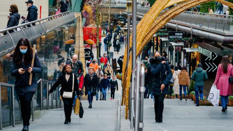 Personen gehen durch eine Einkaufsstraße im Zentrum der Stadt. Ministerpräsident Rutte hat am Samstagabend neue Corona-Maßnahmen beschlossen.