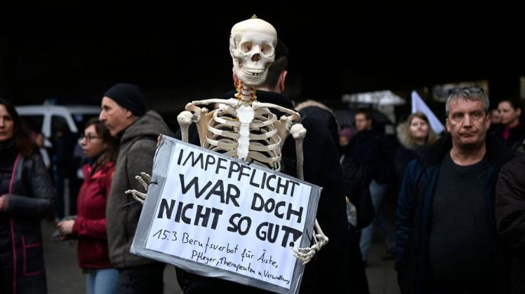 Plakat gegen eine mögliche Impfpflicht in Düsseldorf: In ganz Deutschland gingen Menschen gegen die Corona-Politik auf die Straße.