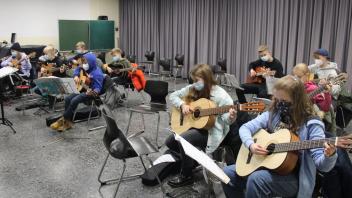Wegen Corona spielte die Gitarrenklasse der Jugendmusikschule Hagen jetzt ihr erstes Livestream-Konzert.