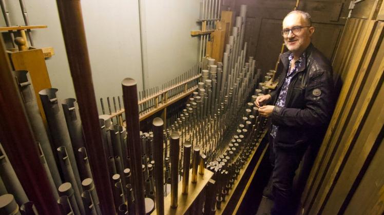 Peter Schnur kann in die Orgel hineinklettern. Dort kann er die Orgelpfeifen stimmen.