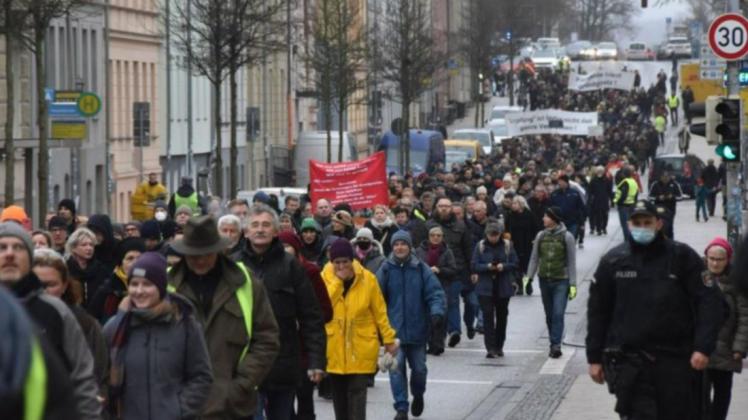 Am Wochenende wurde bereits in Schwerin demonstriert. Fast 2000 Bürger brachten mit ihrer Teilnahme ihre Kritik an der Corona-Politik zum Ausdruck.
