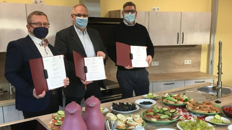 Besiegelten die Zusammenarbeit in der Kochschule: Olaf Winkler, Axel Mielke und Daniel Dellmann (v.l.). Besiegelten die Zusammenarbeit in der Kochschule: Olaf Winkler, Axel Mielke und Daniel Dellmann (v.l.).