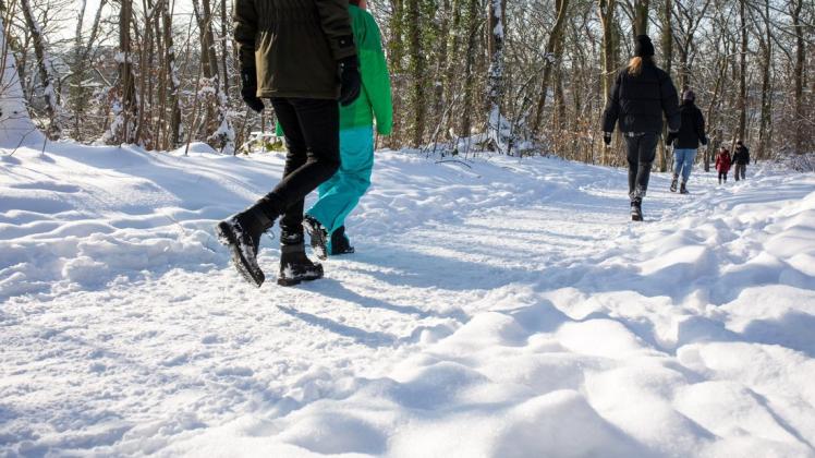 Ist an Weihnachten in der Region Osnabrück ein Spaziergang im Schnee möglich? Das Foto zeigt Menschen bei einem Spaziergang nach dem Wintereinbruch Anfang Februar 2021. (Archivfoto)