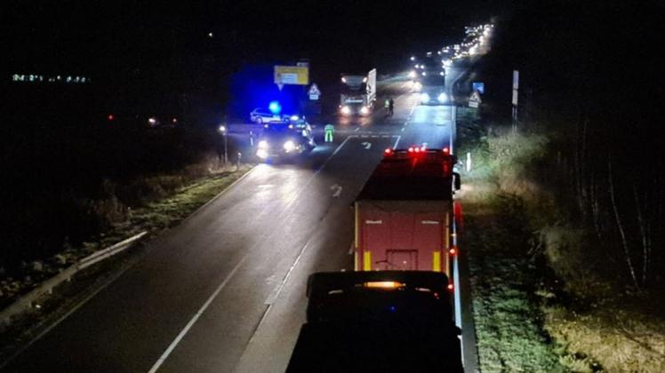 Auf der B402 bei Meppen-Versen ist am Montagabend ein Lkw mit einem Pkw kollidiert, eine Person wurde dabei schwer und vier Personen leicht verletzt. Auf der B402 bei Meppen-Versen ist am Montagabend ein Lkw mit einem Pkw kollidiert, eine Person wurde dabei schwer und vier Personen leicht verletzt.