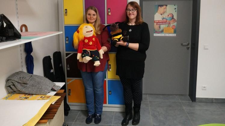 Mit solchen Handpuppen gehen die angehenden Erzieherinnen Meike Otten und Nadine Wester mit den Kindern typische Probleme des Alltags durch. So lernen die Kleinen spielerisch, wie sie sich zu verhalten haben. Mit solchen Handpuppen gehen die angehenden Erzieherinnen Meike Otten und Nadine Wester mit den Kindern typische Probleme des Alltags durch. So lernen die Kleinen spielerisch, wie sie sich zu verhalten haben.