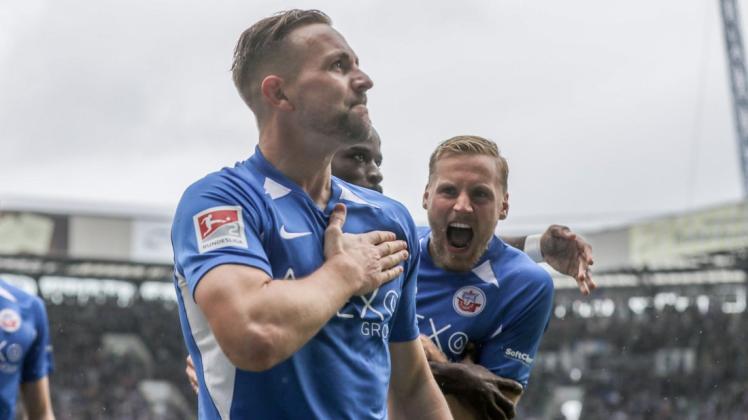 John Verhoek (hier beim Jubeln mit Ridge Munsy und Hanno Behrens) ist mit zehn Treffer der Top-Torjäger des FC Hansa Rostock. John Verhoek (hier beim Jubeln mit Ridge Munsy und Hanno Behrens) ist mit zehn Treffer der Top-Torjäger des FC Hansa Rostock.