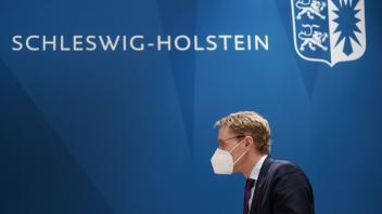 Daniel Günther (CDU), Schleswig-Holsteins Ministerpräsident, betritt die Pressekonferenz, die die neuen Corona-Maßnahmen des Landes nach den Beschlüssen der Ministerpräsidentenkonferenz erklärt.