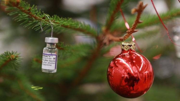 Coronavirus - Impfstoff am Tannenbaum Auch das gehört zum Weihnachtsfest 2021: Impffläschchen dienen im Impfzentrum Harz als Weihnachtsbaumschmuck. Foto: Matthias Bein/dpa