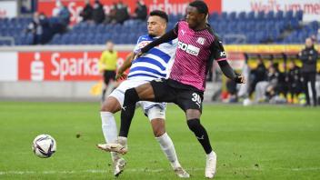 Dribbelstark und flink: Aaron Opoku, fußballerisch im Einsatz vor dem Abbruch in Duisburg. Foto: imago/Team2