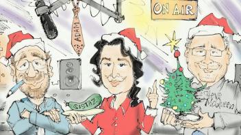 Direkt nach der Weihnachts-Messe treffen sich Moderatorin Gila Marali (OS-Radio 104,8) Karikaturist Arndt Zinkant und Journalist Peter Sauer (rechts) im festlich geschmückten Studio um die beste Filmmusik zu Weihnachten zu spielen.