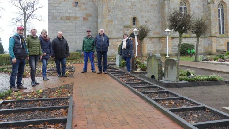 Um 47 zusätzliche Urnengrabplätze hat die evangelisch-reformierte Kirchengemeinde Schapen das Bestattungsangebot auf ihrem Friedhof erweitert.