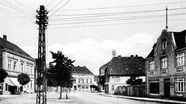 Strommasten, wie hier am Lindenplatz, gehörten einst zum Bild von Hagenow. Genau an Heiligabend 1921 floss zum ersten Mal der Strom durch die Leitungen in die Häuser.