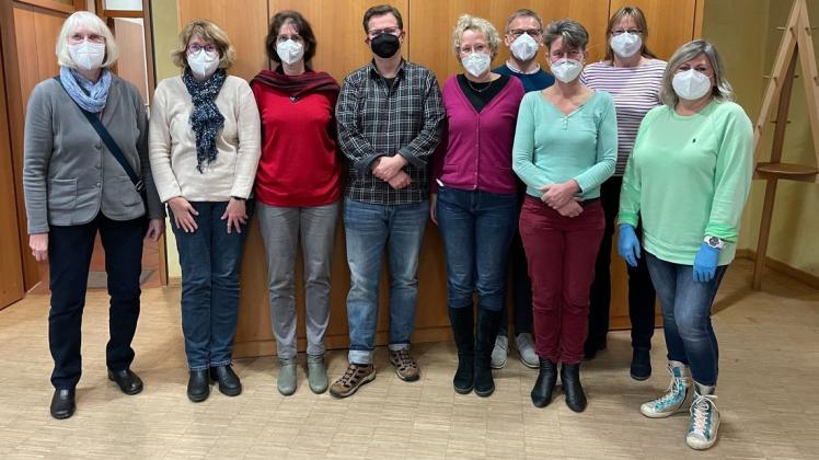 Kümmerten sich um die Impfungen im Gemeindehaus St. Marien (von links): Christel Zumsande, Birgit Schulze, Irina Doelitzsch-Kaufmann, Damian Kaufmann, Dr. Sabine Teschendorf, Dr. Peter Teschendorf, Dr. Caroline Niehoff, Karin Stein und Margarethe Bednarczuk. Kümmerten sich um die Impfungen im Gemeindehaus St. Marien (von links): Christel Zumsande, Birgit Schulze, Irina Doelitzsch-Kaufmann, Damian Kaufmann, Dr. Sabine Teschendorf, Dr. Peter Teschendorf, Dr. Caroline Niehoff, Karin Stein und Margarethe Bednarczuk.